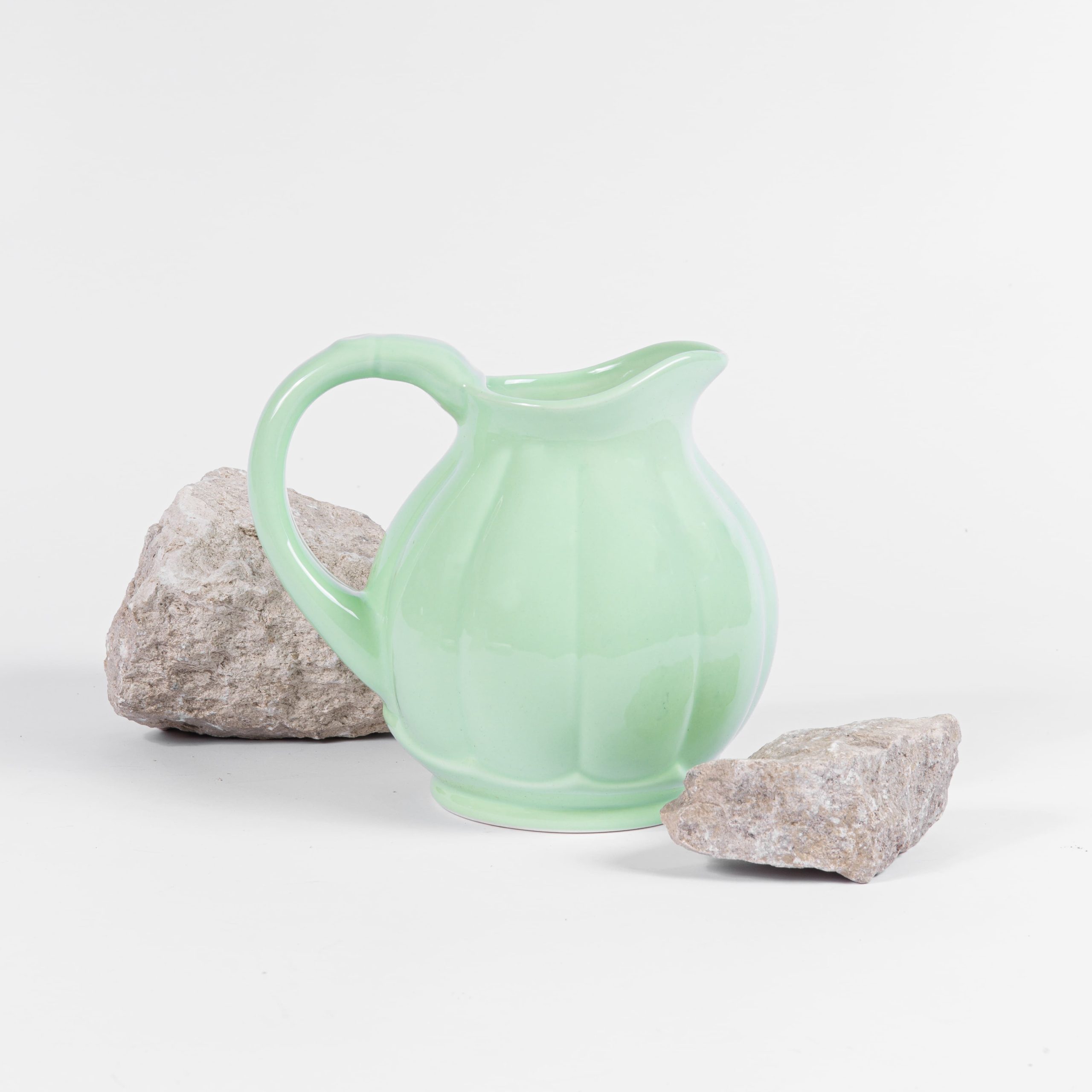 ogre-la-fabrique-c-t-table-pichet-melon-porcelaine-verte image 1