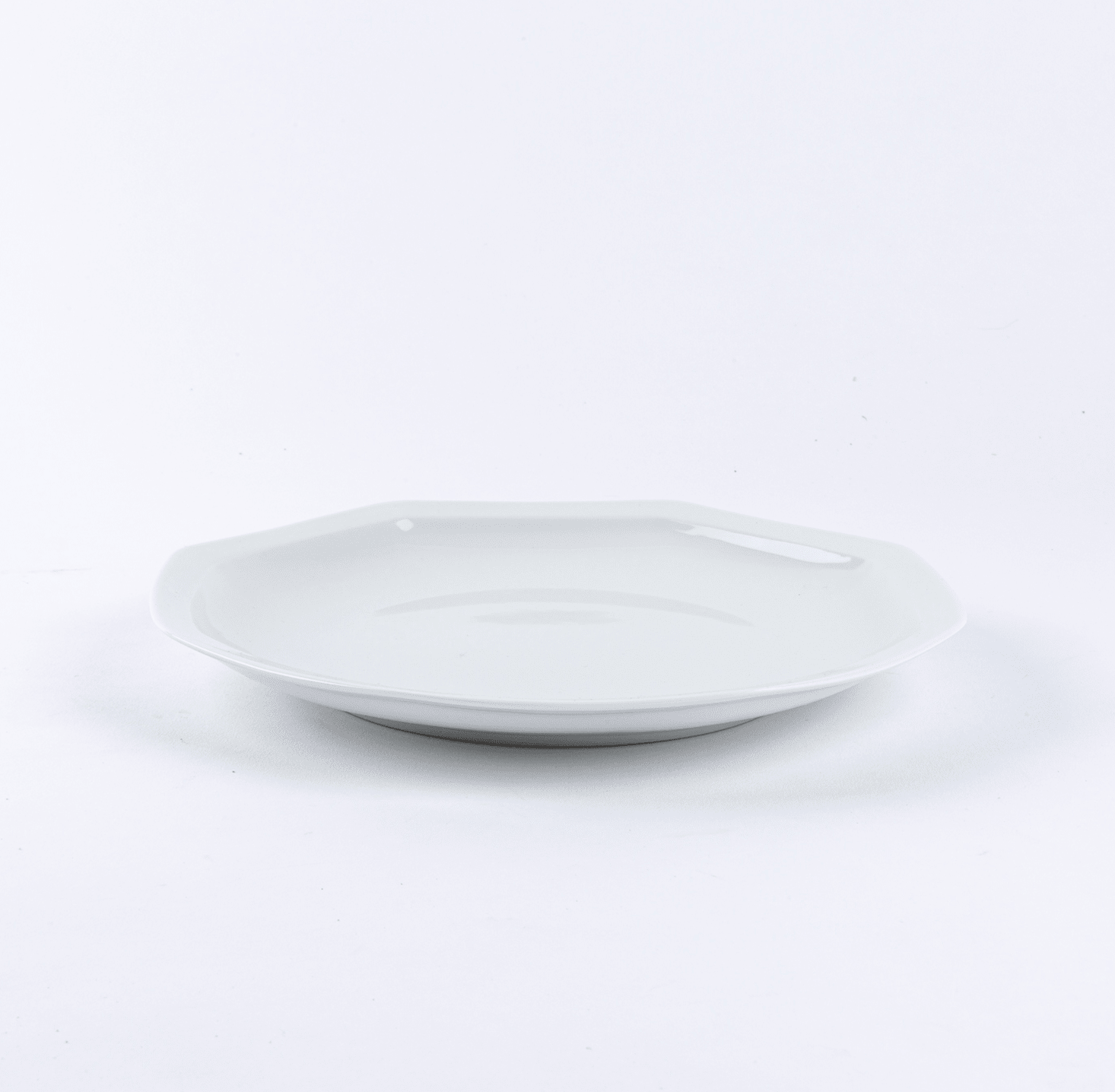 ogre-la-fabrique-intemporelle-grande-assiette-octogonale-blanche-24-5-cm image 2