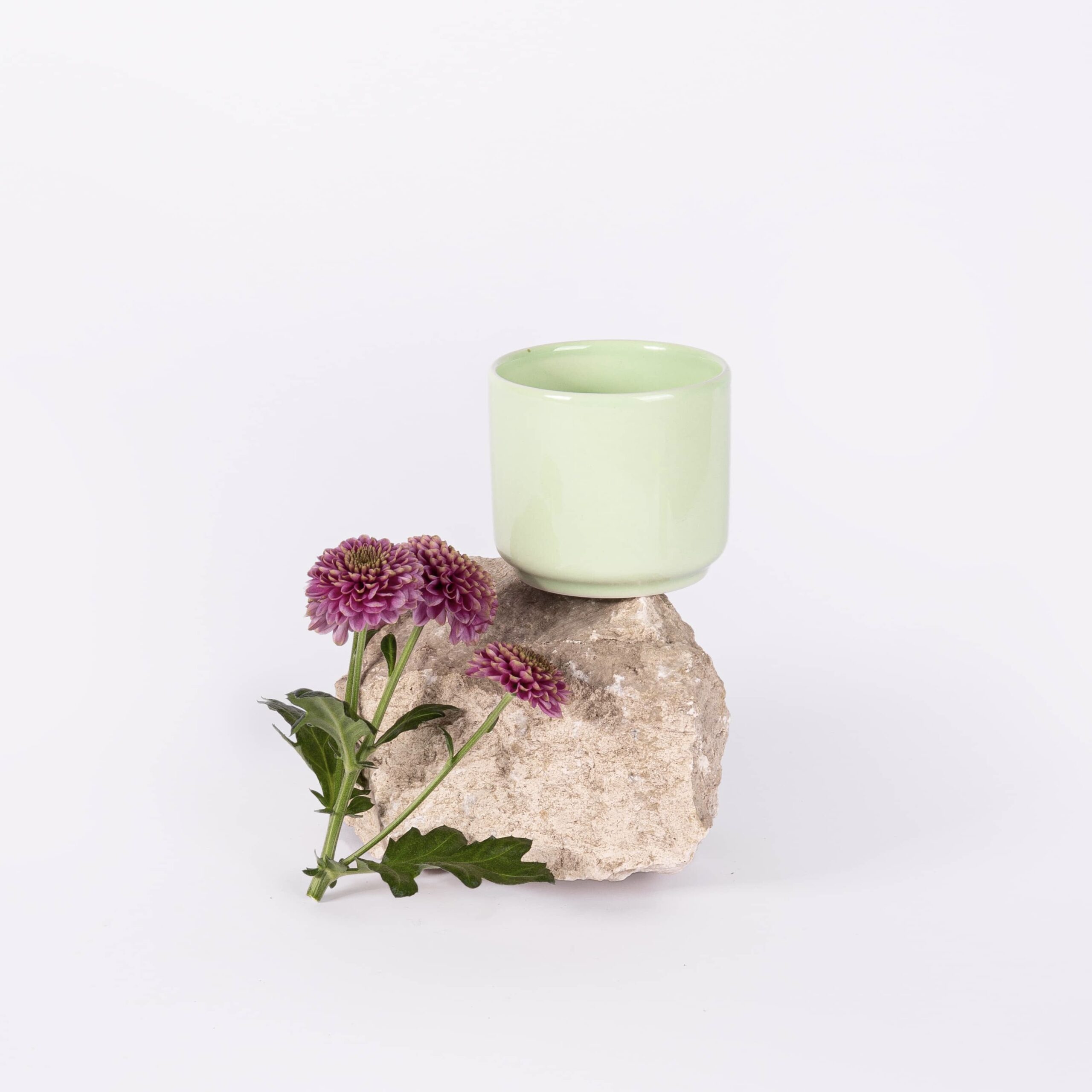 ogre-la-fabrique-tasse-caf-porcelaine-vert-amande-sans-anse image 1
