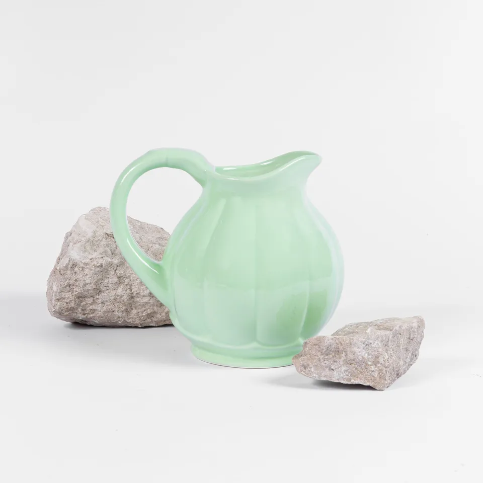 ogre-la-fabrique-c-t-table-pichet-melon-porcelaine-verte image 1