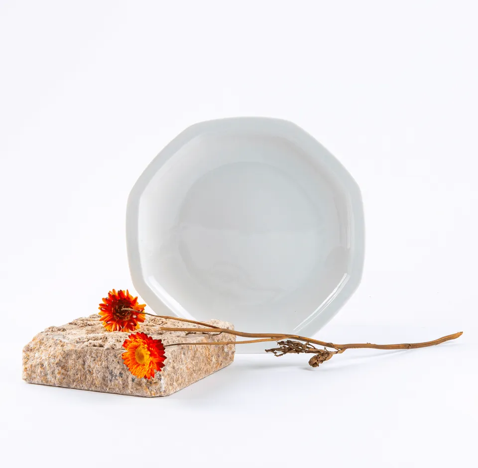 ogre-la-fabrique-intemporelle-grande-assiette-octogonale-blanche-24-5-cm image 1