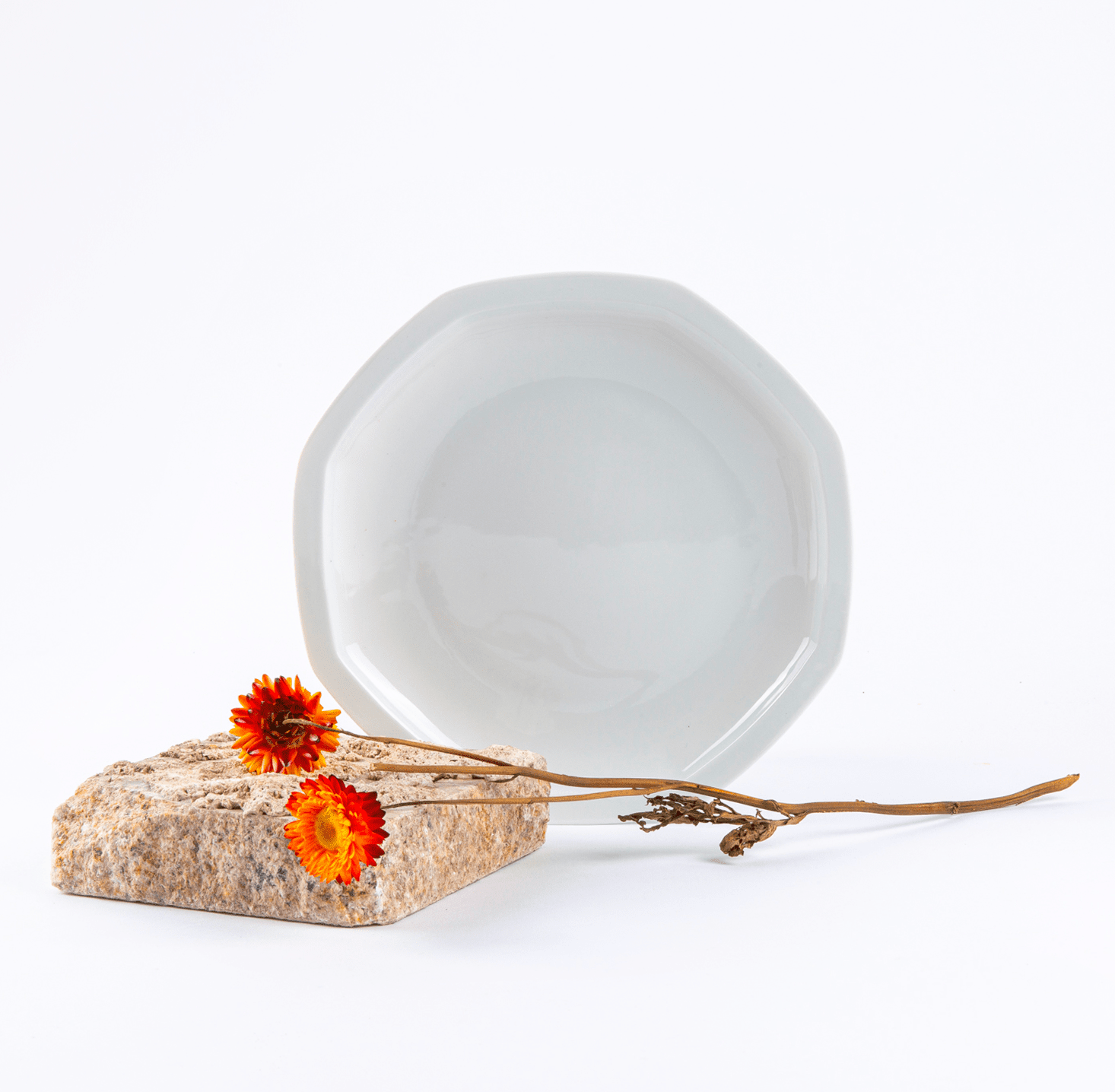 ogre-la-fabrique-intemporelle-grande-assiette-octogonale-blanche-24-5-cm image 1