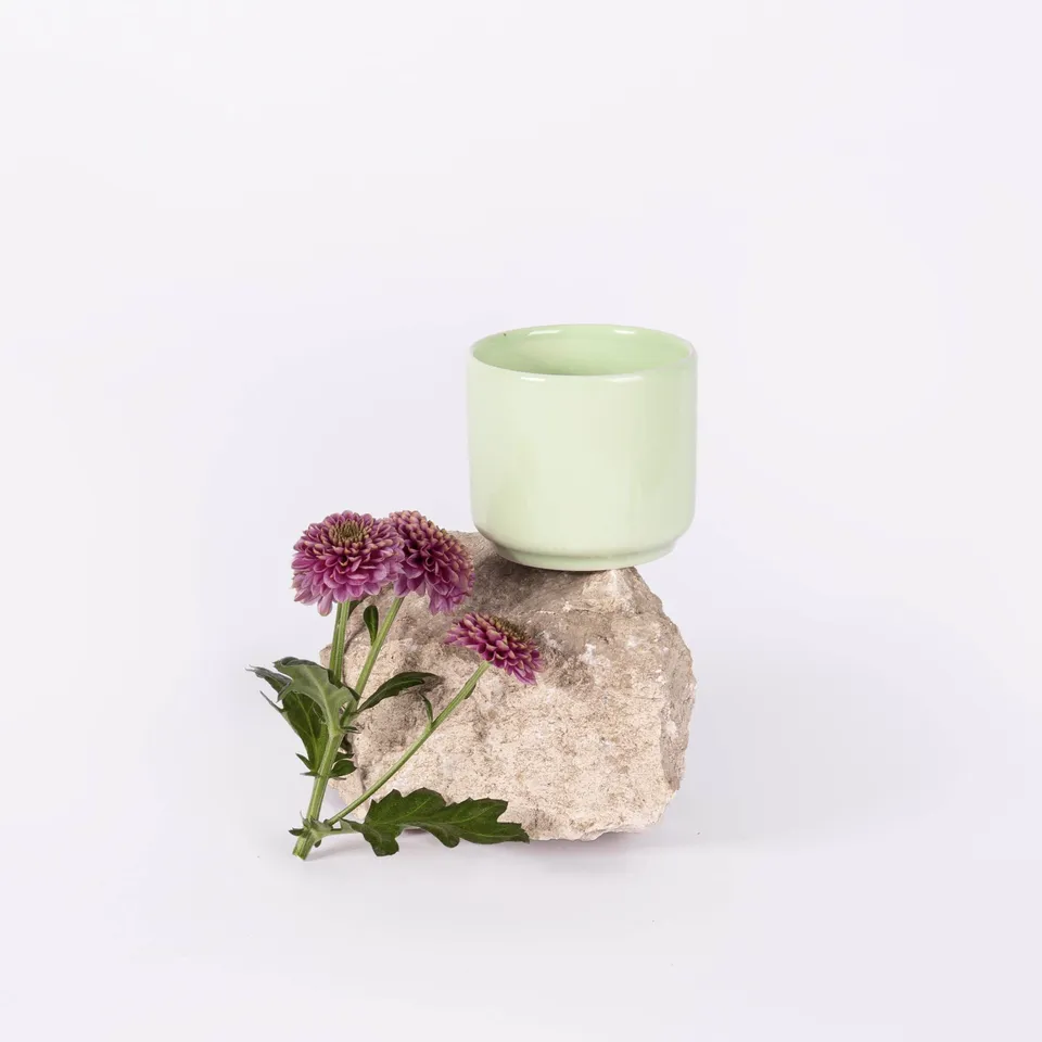 ogre-la-fabrique-tasse-caf-porcelaine-vert-amande-sans-anse image 1